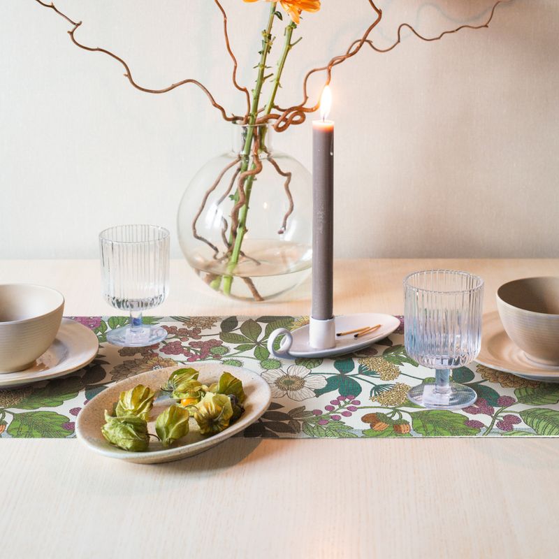 Bordslöpare 'Höstglädje' med ett rikt mönster av höstblommor, tillverkad i Sverige av ekologiskt material, GOTS-certifierad.