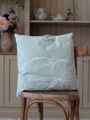 Ljusgrönt Tilda kuddfodral placerat på trästol i lugn hemmiljö