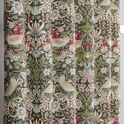 Närbild av gardintyg med fåglar, blommor och jordgubbar i klassiskt mönster