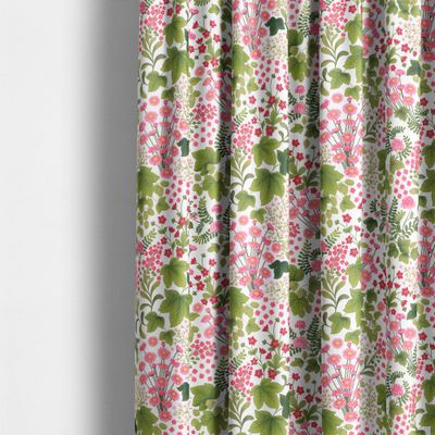 Mormors Täppa-tyget uppsytt som gardin, visar tygfallet och färgerna i ett inrett rum