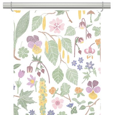 Panelgardiner med blomstermönster i gröna, rosa, gula och lila toner mot ljus botten.