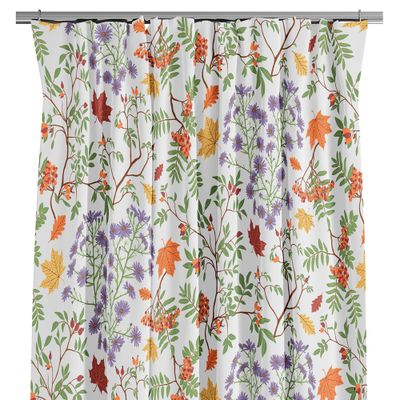 Gardin med färgstarkt höstmotiv upphängd på gardinstång, med detaljer av rönnbär, löv och blommor.
