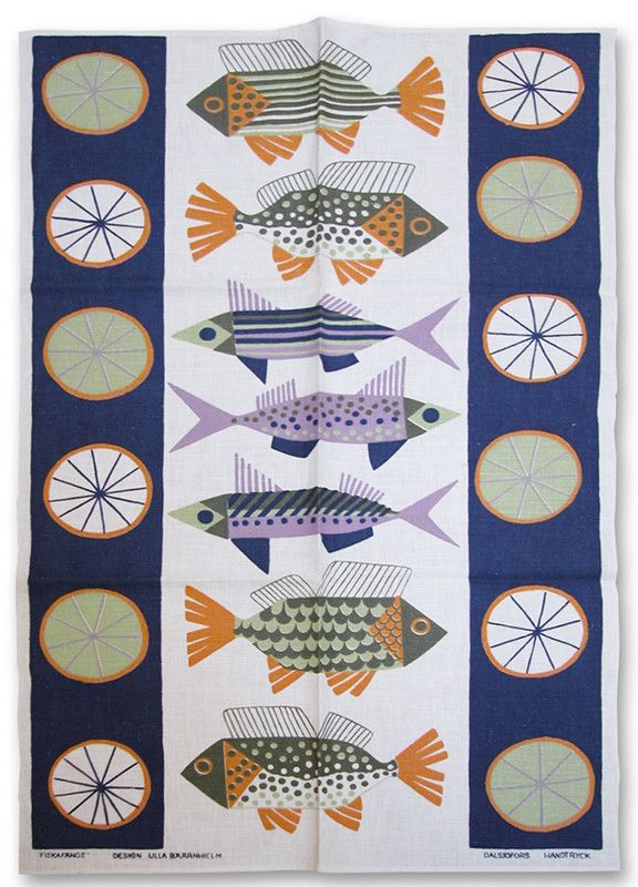 Fiskafänge kökshandduk sydd i halvlinne tyg med vit botten och blåa fiskar från Almedahls design.
