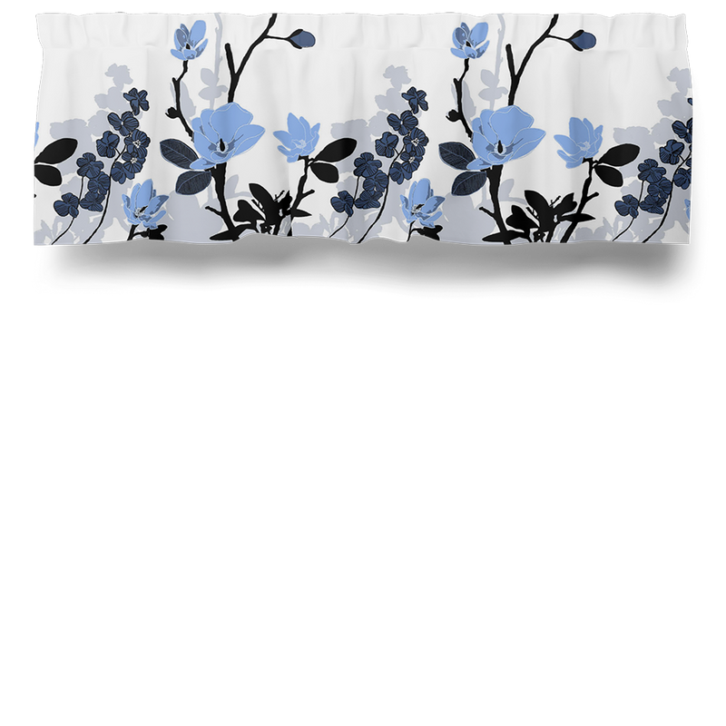 Gardinkappa på metervara med blad och ljusblå blommor från Arvidssons Textil.