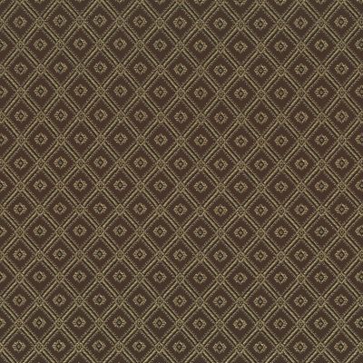 Detaljerad bild av ett textilt möbeltyg med ett upprepat geometriskt mönster i nyanser av brun och guld.