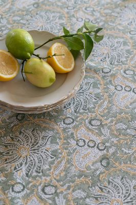 Dante grön bordsduk med blomstermönster i bomull 145x300cm