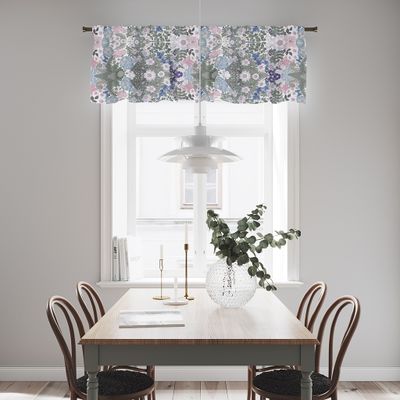 Gardinkappa i Fjärilsblom-mönster uppsatt i ett ljust kök ovanför ett fönster