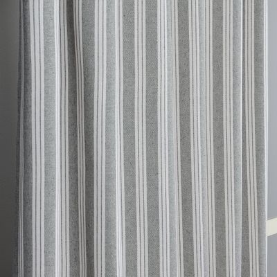 Närbild på Vegani grå gardin med smala vita ränder mot ljusgrå botten