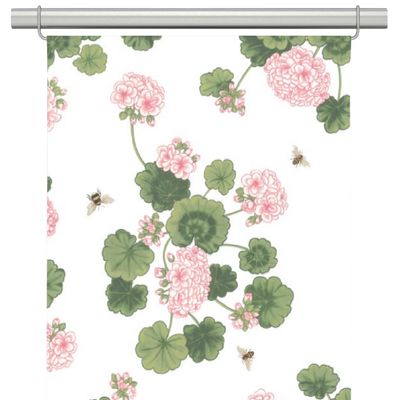 Panelgardiner med vit botten och mönster med vackra ljusrosa pelargoner och gröna blad från Arvidssons textil