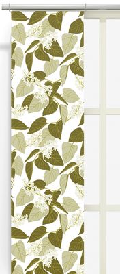 Grön panelgardin med blad- och blommönster upphängd framför fönster