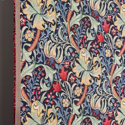 Detaljbild av Verdelis mörkblå gobeläng som visar vävstruktur, färger och tygkant