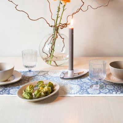 Stilren bordslöpare med traditionellt blå-vitt blommigt tryck, tillverkad i Sverige från GOTS-godkänd ekologisk textil .