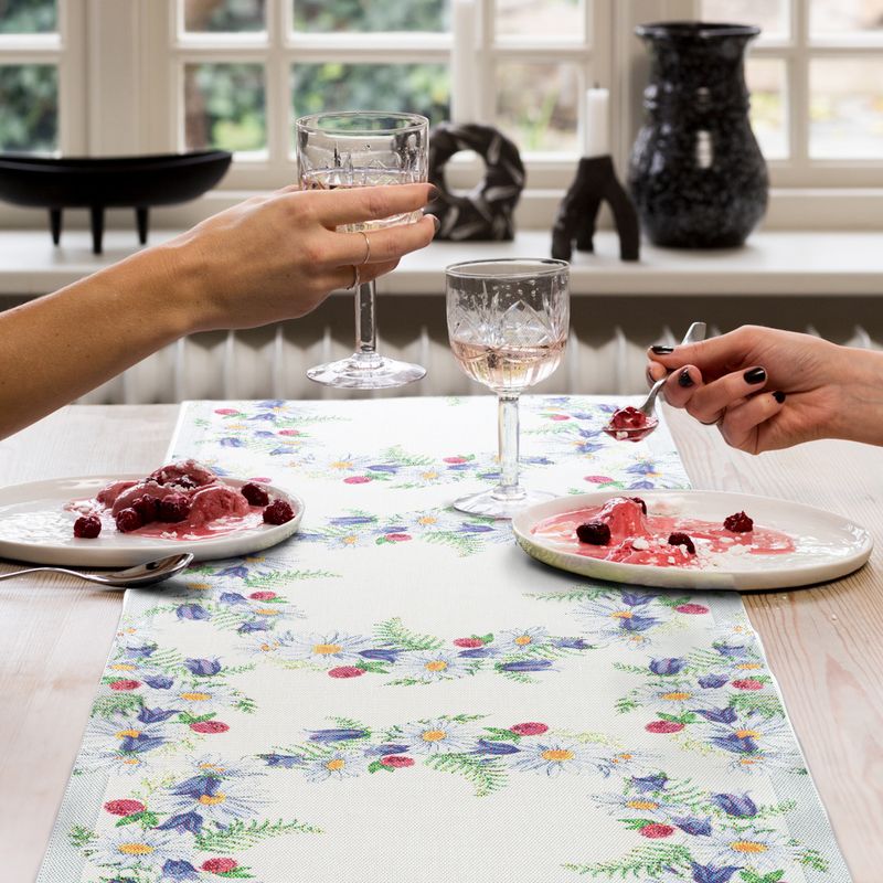 Ljus och livlig 'Blomkrans' bordslöpare, 35X120 cm, med en bukett av vilda blommor, tillverkad i hållbara material, svensk GOTS-standard.