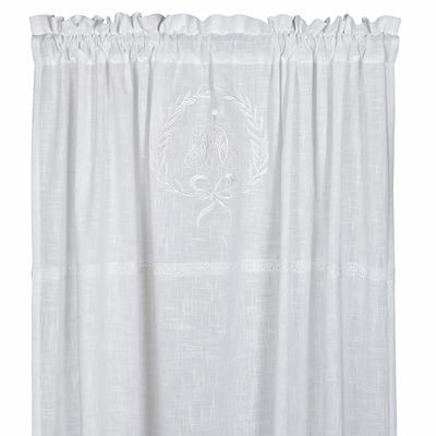 Emmy vit kanalgardiner med broderat monogram och spets