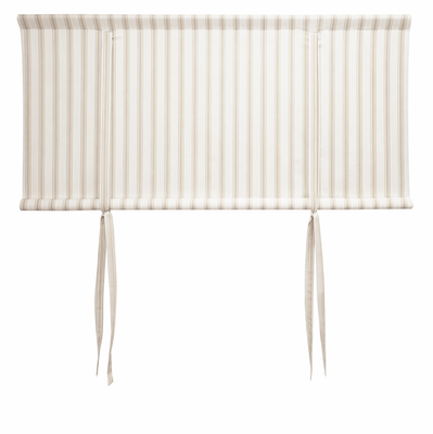 Hissgardin i vitt och beige med smala ränder och knytband, upphängd framför fönster