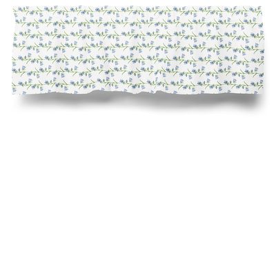 Vit gardinkappa med mönster av blå blåklockor och gröna blad – en ljus och somrig kappgardin i 100% bomull.