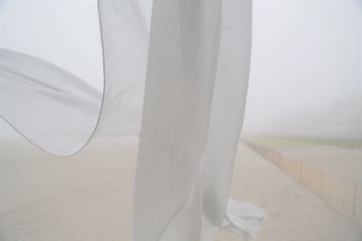 Skir silvergrå gardintyg som faller mjukt i ljus miljö