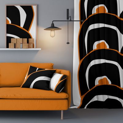 Stormönstrad gardin med ett retro bågmönster i orange och svart