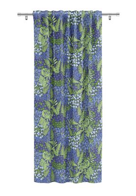 Helbild på gardinlängd Blå Blom blå, med tätt mönster av blå blommor och grön växtlighet.
