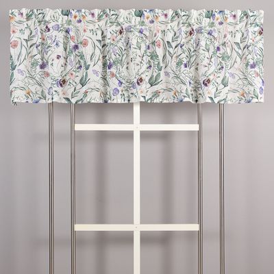 Viola offwhite gardinkappa upphängd i ett fönster, visar det luftiga fallet och det florala mönstret i milda färger