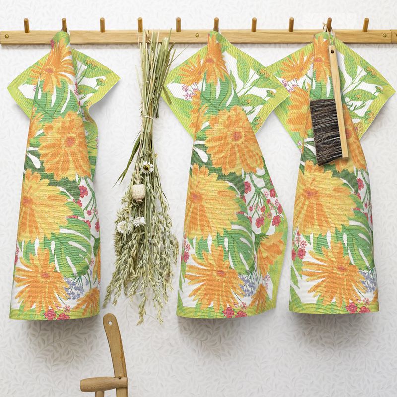 Miljövänlig heminredning, svensktillverkad 'Beauty' handduk i ekologiskt material med blommotiv.