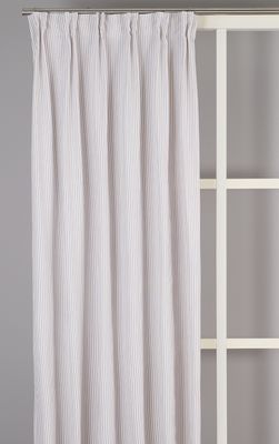 Helbild av Oskar gardiner upphängd vid ett fönster med vit spröjs, i ljus miljö.