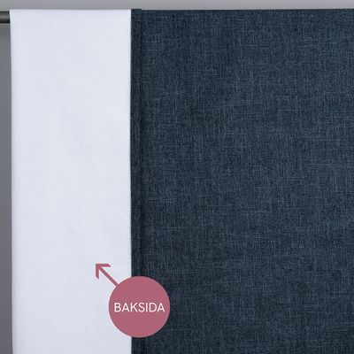 Baksida av blå mörkläggningsgardin Cru med vit beläggning som effektivt stänger ute ljus