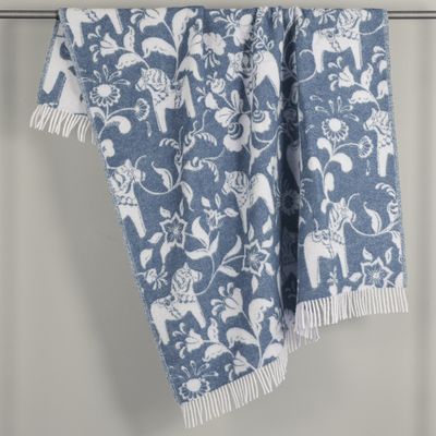 Ullpläd i omvänd färgställning blå och vit med dalahästar