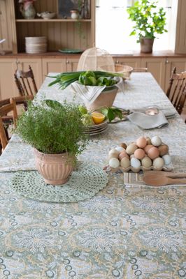 Dante grön bordsduk med blomstermönster i bomull 145x300cm