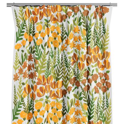 Närbild på gardintyget Täppan gul med färgstarkt blommönster i gult, orange och grönt.