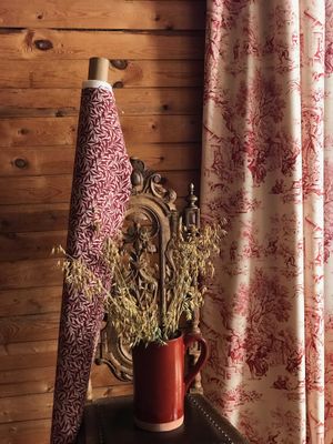 Ramas röd/beige tyg med kvistar och blad