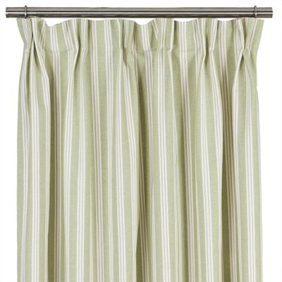 Vegani grön gardin med klassisk randning i grönt och vitt, upphängd på stång med multiband