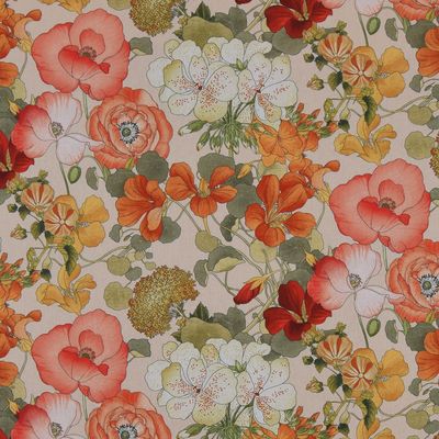 Närbild på Capucine Orange gardintyg med blommor i orange, rött, vitt och grönt på beige botten