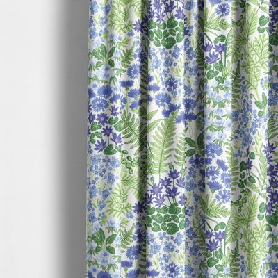 Somrigt och frodigt tyg med blå blommor i skandinavisk stil