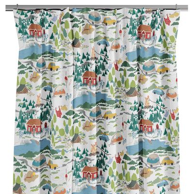 Vita gardiner med mönster av skog, sjöar, röda stugor och campingliv