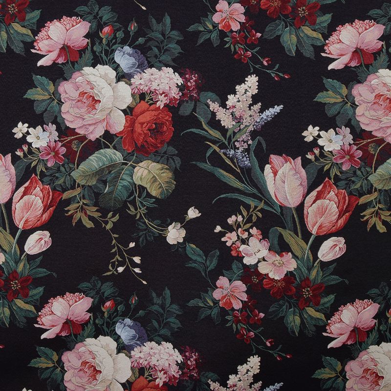 Lyxigt gobelängtyg på metervara med svart bakgrund och en färgsprakande blombukett av rosor och tulpaner, utmärkt för möbelklädsel.