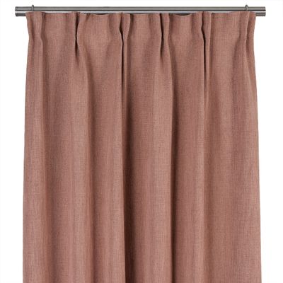 Enfärgad rosa gardin med linne-look, upphängd på stång i ett ljust rum.