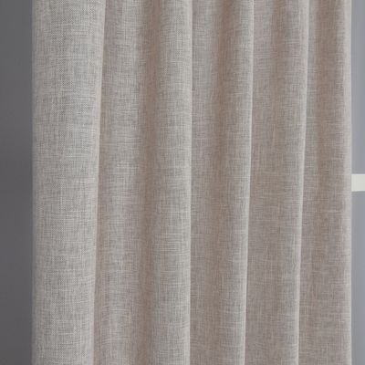 Närbild på Arcadia beige gardin som visar den diskreta meleringen och tygstrukturen.