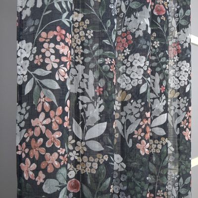 Detaljbild på gardinens tunna tyg med ljusinsläpp och vackert tryckt blommönster.
