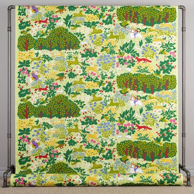 Jakten grön tyg upphängt som gardin med helt mönster i gröna toner och naturmotiv