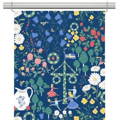 Blå panelgardin med midsommardans, barn som dansar runt midsommarstången och ett detaljrikt blomstermönster.