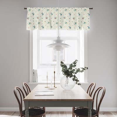 Gardinkappa med Pippi Långstrump upphängd över fönster i ljust rum med matbord och stolar