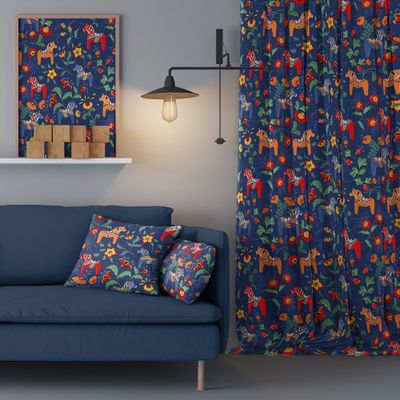 Leksand blå gardiner, färdigsydda gardiner med multiband finns i längderna 240cm och 300cm och sydda i tyget Leksand blå, design av Carola Bengtsson-Malmström för Arvidssons textil.