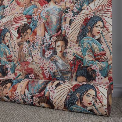 Detaljerad närbild av gobelängtyg med japanska samurajkvinnor, körsbärsblommor och solfjädrar i rödblå toner.