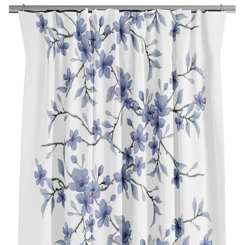 Blå blommiga gardiner med kvistar och blad på vit botten.