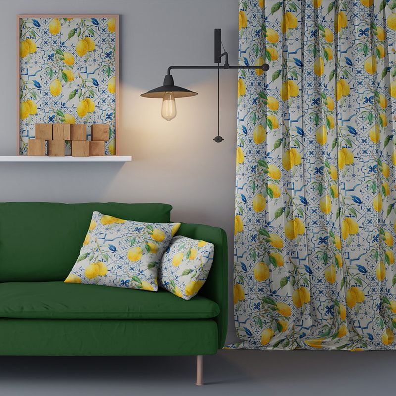 Gardiner med mönster av gula citroner och blå mosaik. Mönstret göra att man får känslan av medelhavet.