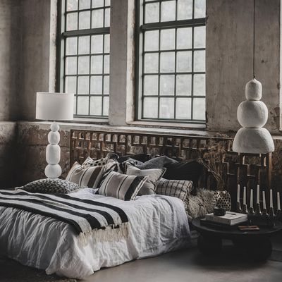 Zara Blockstripe svart randig pläd draperad över säng i stilfull sovrumsmiljö med naturliga material och mjuka textilier