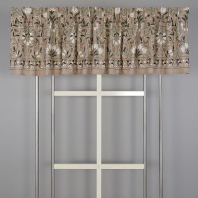 Beige gardinkappa med fåglar och blommor i grönt med en snygg bård nertill.