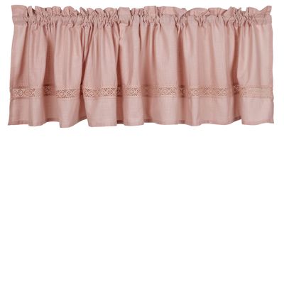 Rosa gardinkappa Sanna med dekorativ spetsdetalj och mjukt fall