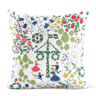 Kuddfodral med midsommarmotiv i färg med blommor, jordgubbar och dans kring midsommarstång